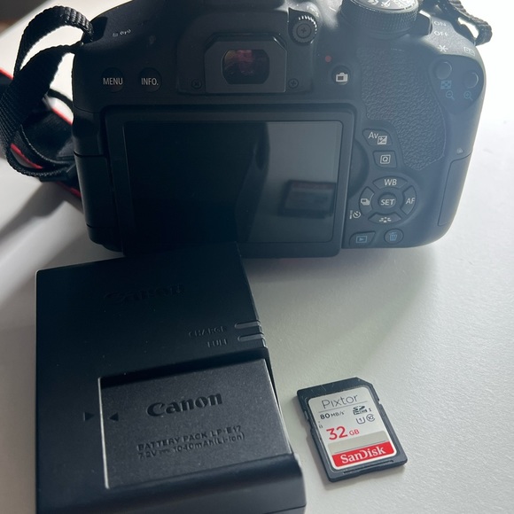 Canon EOS Rebel T6i - Picture 3 of 3